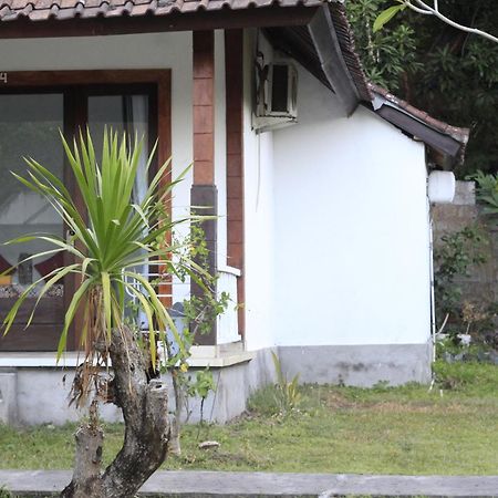 Coconut Beach Bungalows & Warung 2 Amed Dış mekan fotoğraf