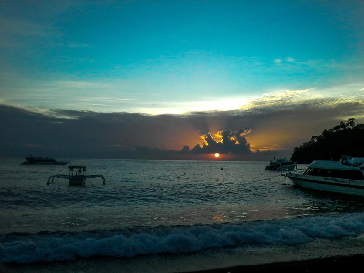 Coconut Beach Bungalows & Warung 2 Amed Dış mekan fotoğraf