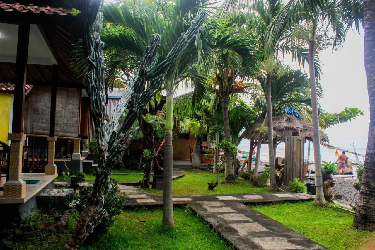 Coconut Beach Bungalows & Warung 2 Amed Dış mekan fotoğraf