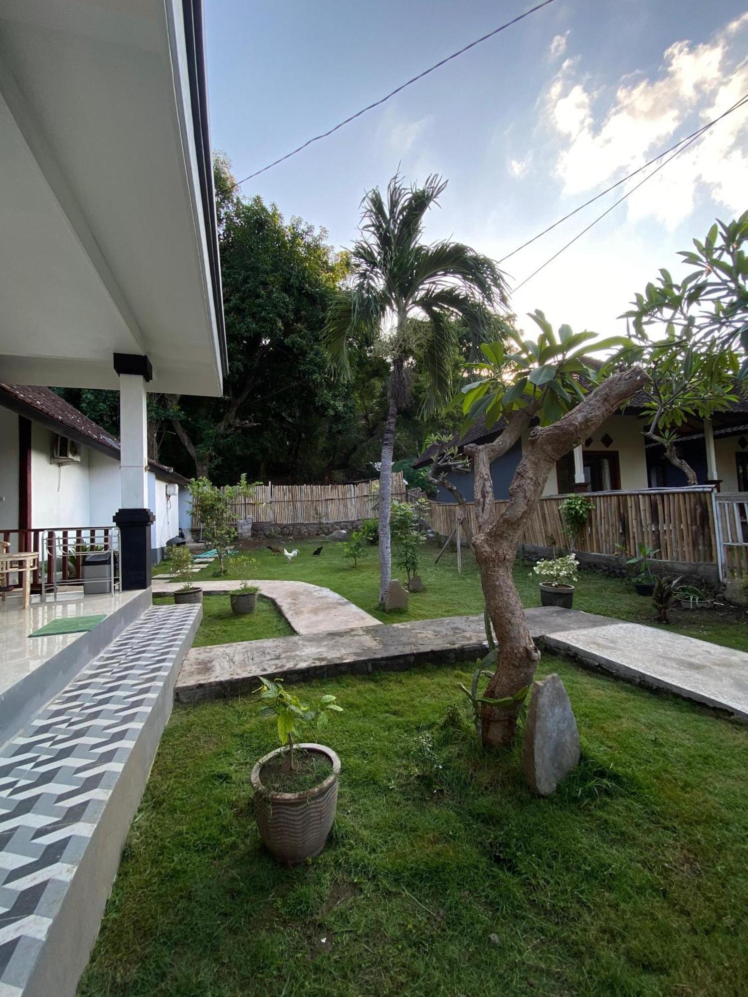 Coconut Beach Bungalows & Warung 2 Amed Dış mekan fotoğraf