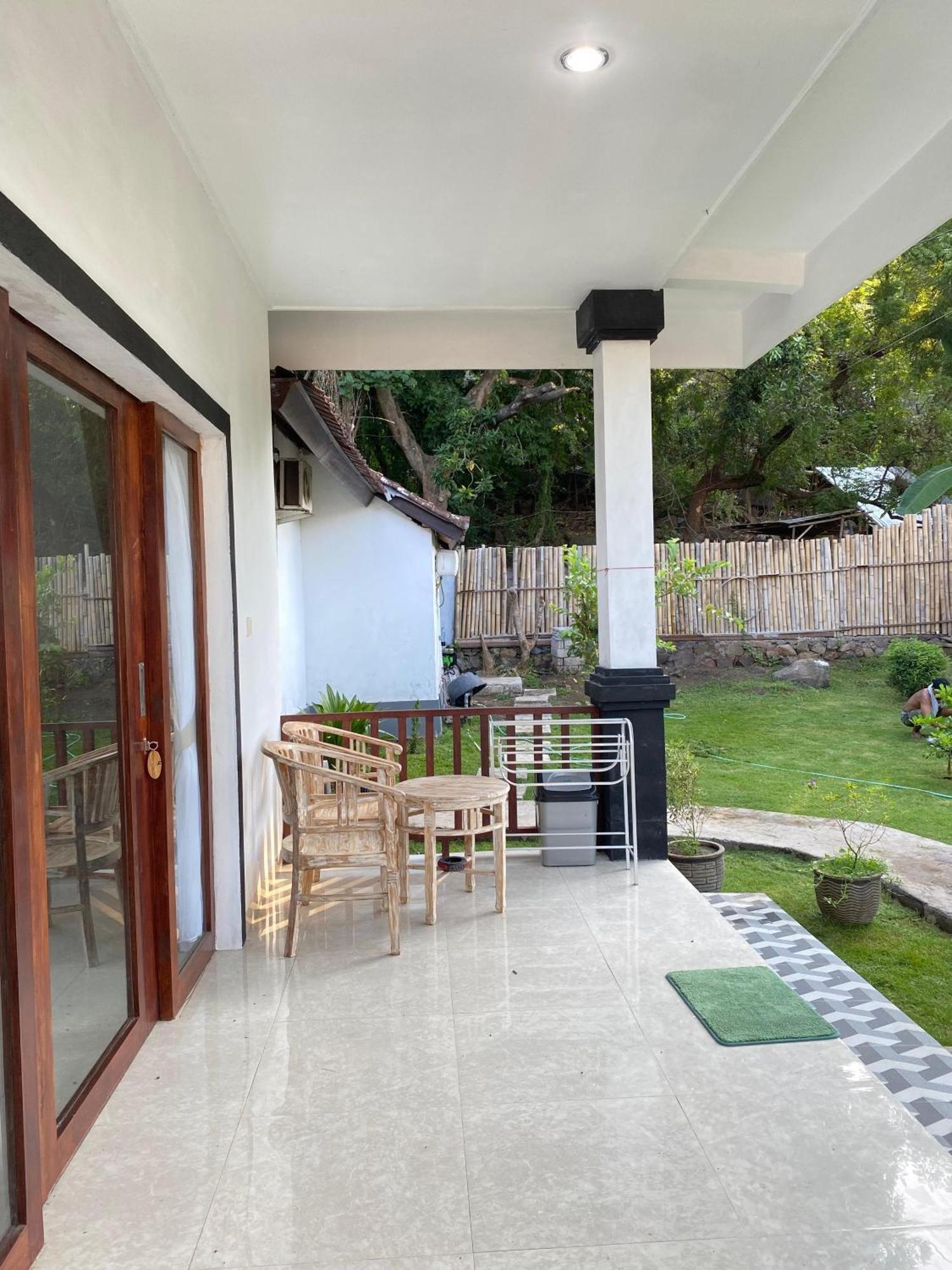 Coconut Beach Bungalows & Warung 2 Amed Dış mekan fotoğraf