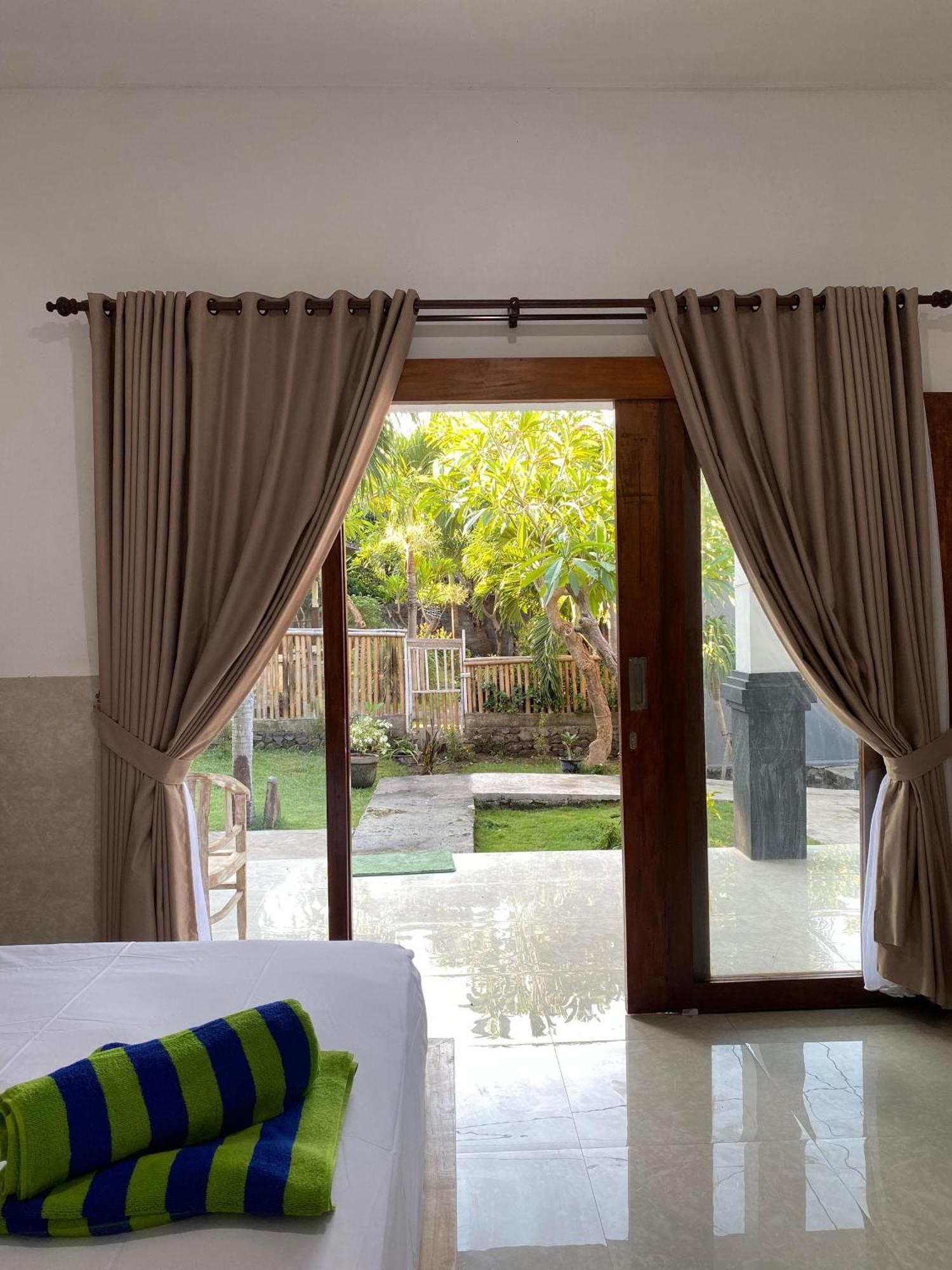 Coconut Beach Bungalows & Warung 2 Amed Dış mekan fotoğraf